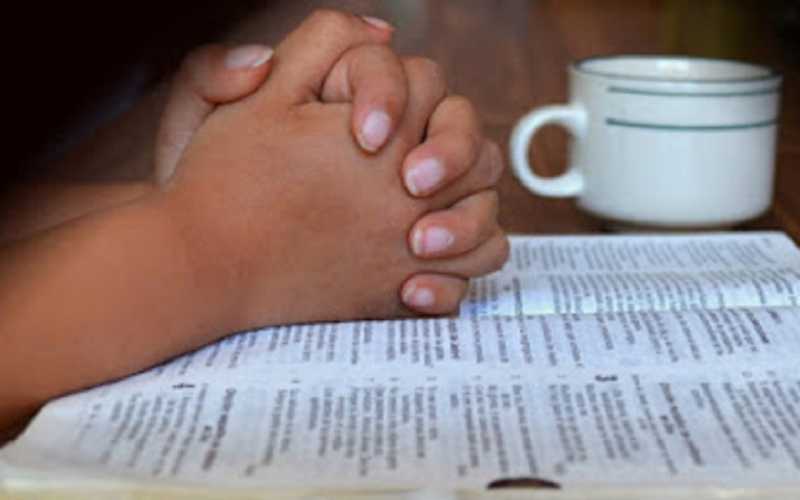 Orações da manhã para usar diariamente e começar todos os dias com Deus