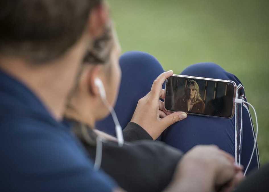 Cresce o números de brasileiros que assistem filmes e séries pelo celular