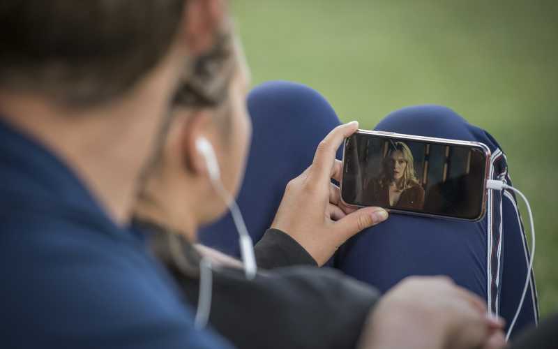 Cresce o números de brasileiros que assistem filmes e séries pelo celular