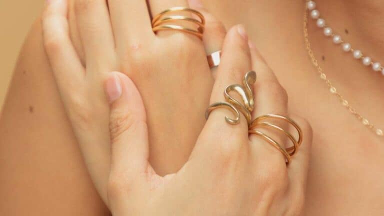 maneiras de criar um lindo mix de anéis femininos sem exagero