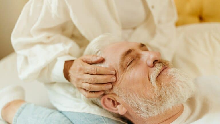 Massagem relaxante em idosos traz conforto e eleva autoestima