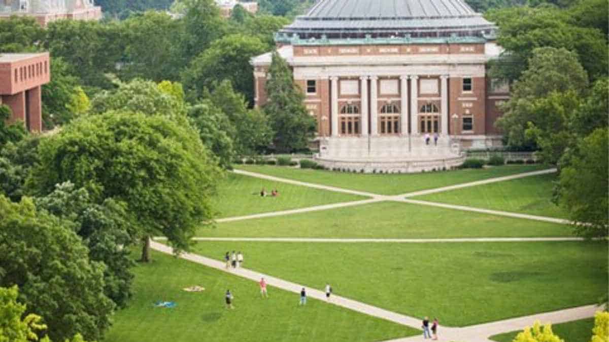 Universidade de Illinois oferece bolsas de estudo para estudantes internacionais
