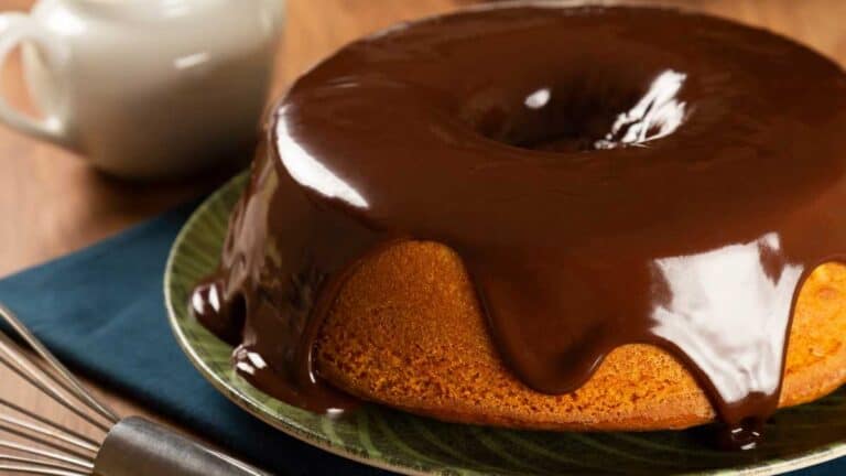 O melhor bolo de cenoura com cobertura de chocolate que você vai provar