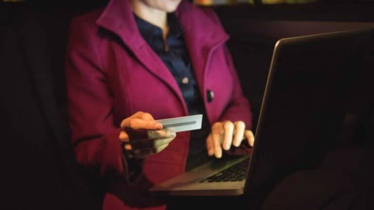 Cadastrar seu cartão de crédito em carteiras digitais é seguro