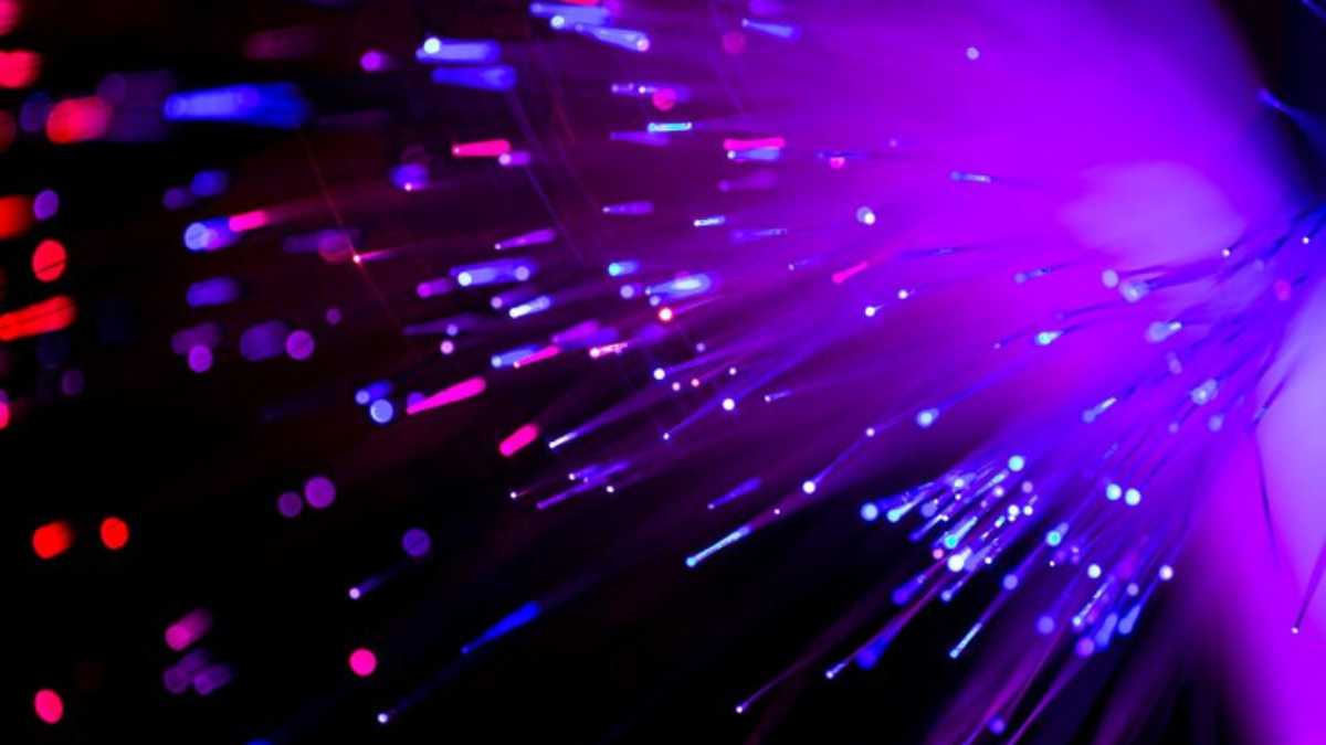 Decifrando o que é fibra óptica: a revolução na transmissão de dados
