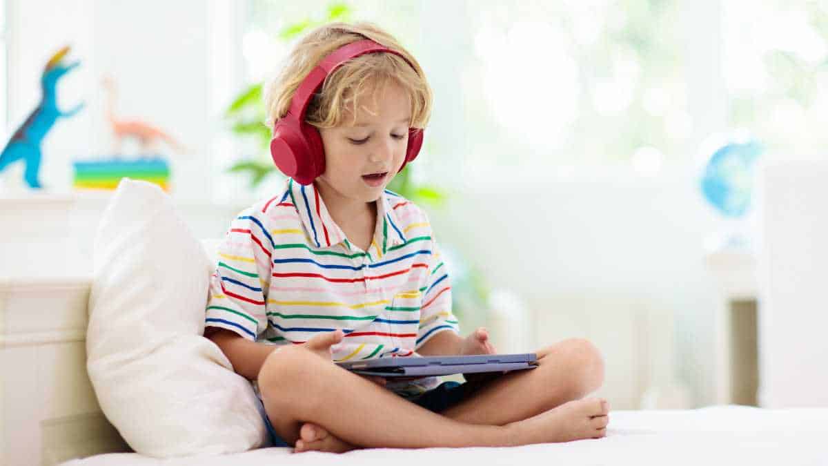 Ainda Deixa os Seus Filhos Brincar Com o Telemóvel? O Perigo das Crianças Online