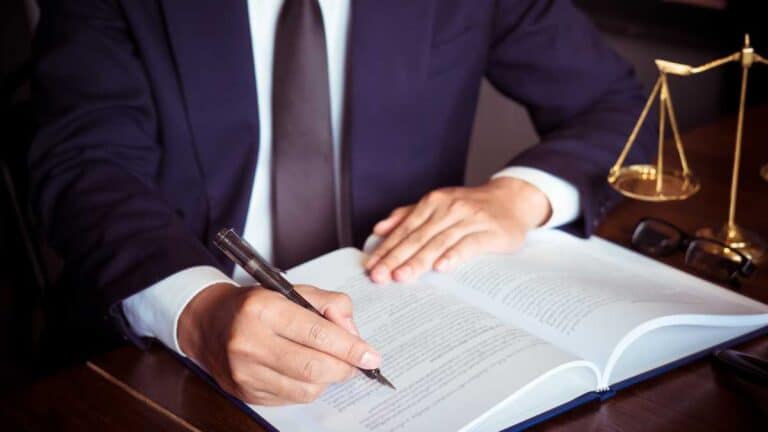 Como escolher um bom advogado empresarial: critérios essenciais para a decisão