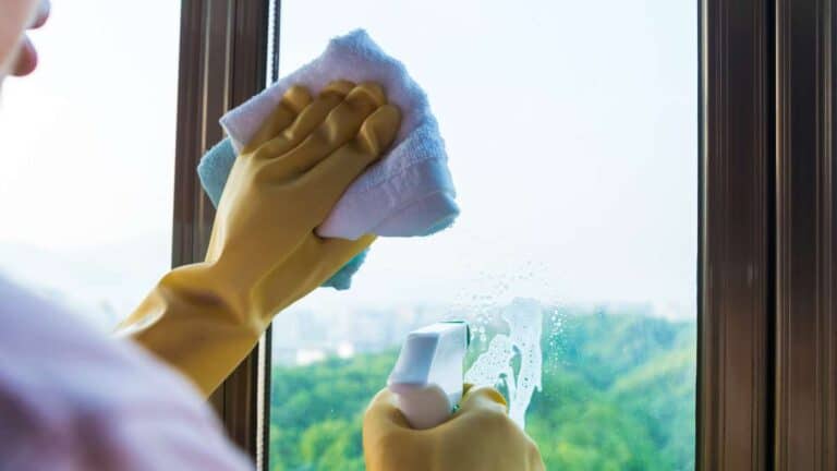 Como limpar janela de vidro sem manchar?